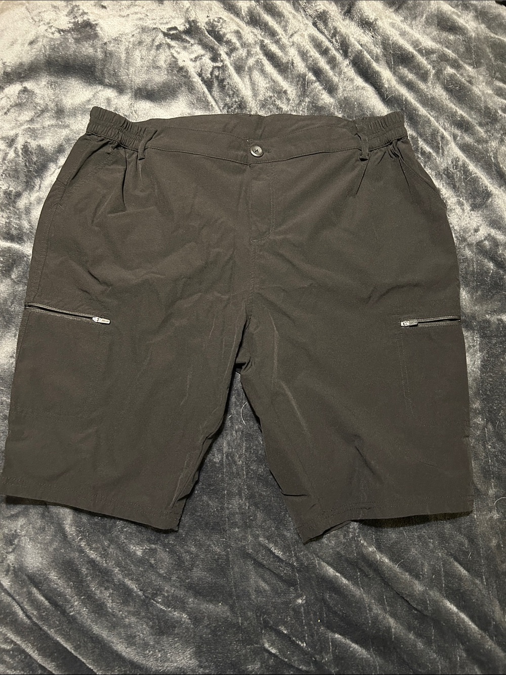 Willit woman’s blacj cargo shorts size XXL